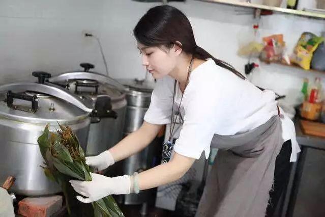 90后“粽子西施”朱柳青1天能包3000個(gè)粽子 靠賣粽子買房買車最想讀大學(xué)