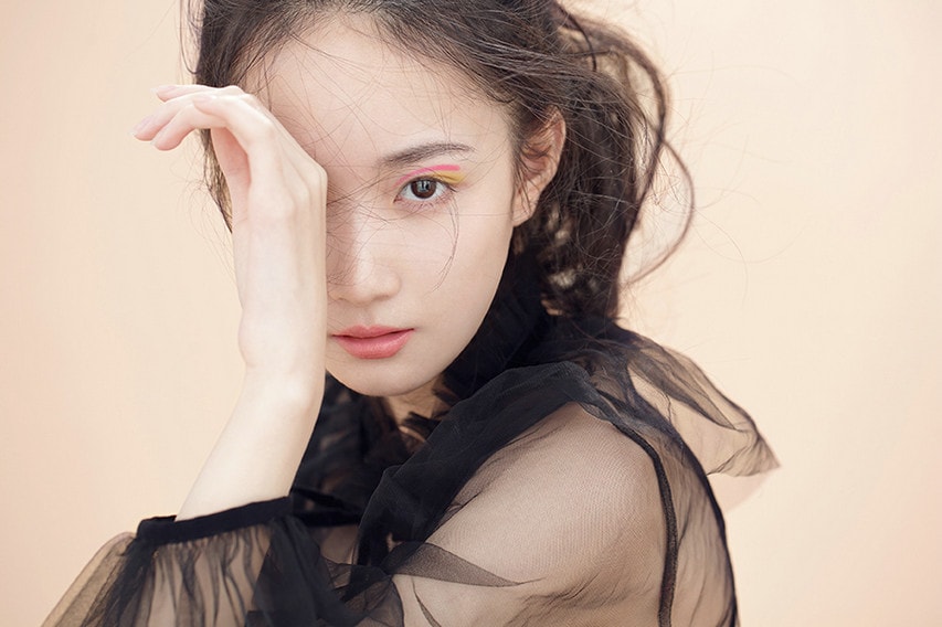 張垚曝復古黑白紗裙暖春寫真 跳躍系眼妝凸顯清甜少女調