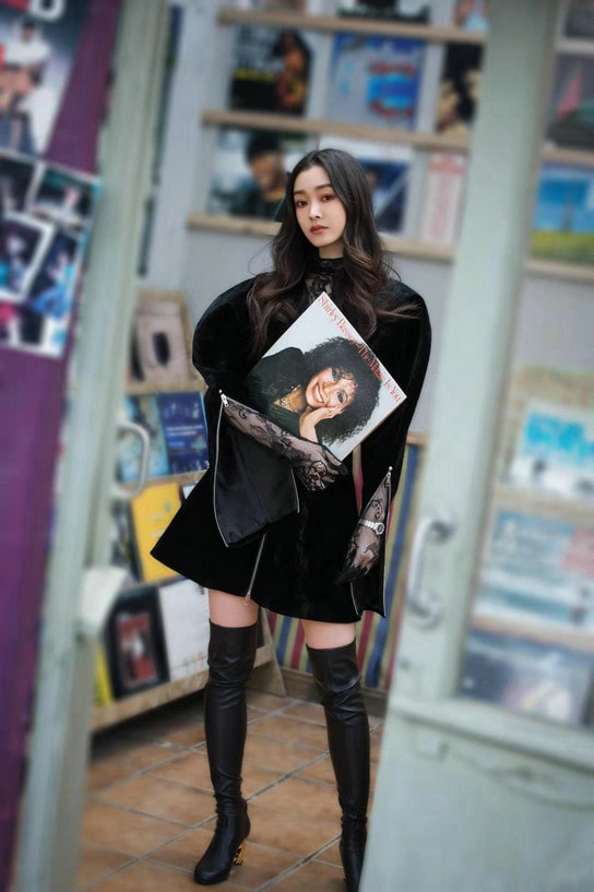 宋軼1031生日曝多組新潮街拍大片 百變穿搭盡展時尚表現力