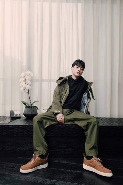 文苡帆現(xiàn)身NIKE活動(dòng)，軍綠色工裝大衣著裝街頭隨性風(fēng)帥氣溢屏