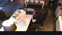 在年輕小伙的甜言蜜語，加一把熊抱下，單身女老板被征服了