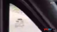 實拍卡車行駛中著火 男子千鈞一發間跳下逃生_標清
