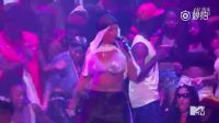 OMG！Rihanna再返VMA現(xiàn)場串燒熱單Rude Boy、What's My Name和Work！！全場已經(jīng)被日日掀翻了好么！！這舞蹈團夠龐大！