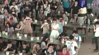 畢業季大學食堂千人快閃《落葉歸根+再回首》，仿佛回到校園！