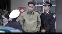交警被車撞傷，公安局長打電話報警，警察卻以在吃飯為由拒接出警