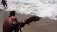 嘻嘻趣聞 實(shí)拍13歲男孩沙灘釣到200磅鯊魚(yú)