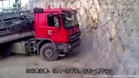 奔馳大貨車懸崖邊轉(zhuǎn)彎，司機(jī)膽量大技術(shù)高，實(shí)在是牛！